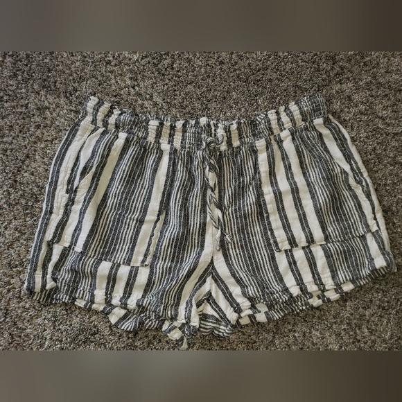 Time and Tru| Linen Blend Shorts with Stripes and Pockets - Picture 1 of 6